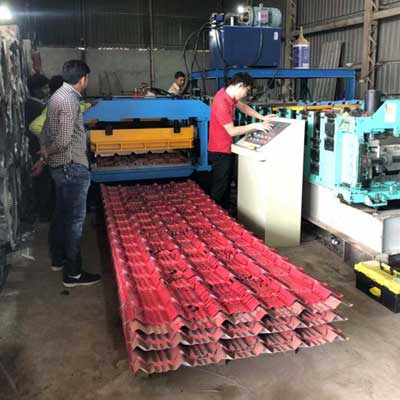 India: perfiladora de tejas metálicas